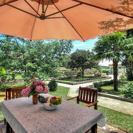2 Bedroom Beautiful Apartment In Porec