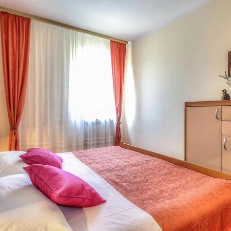 2 Bedroom Beautiful Apartment In Porec