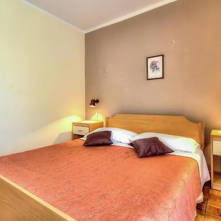 2 Bedroom Beautiful Apartment In Porec Apartment *