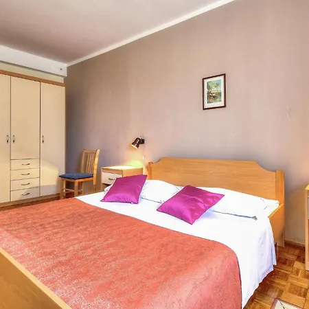 2 Bedroom Beautiful Apartment In Porec